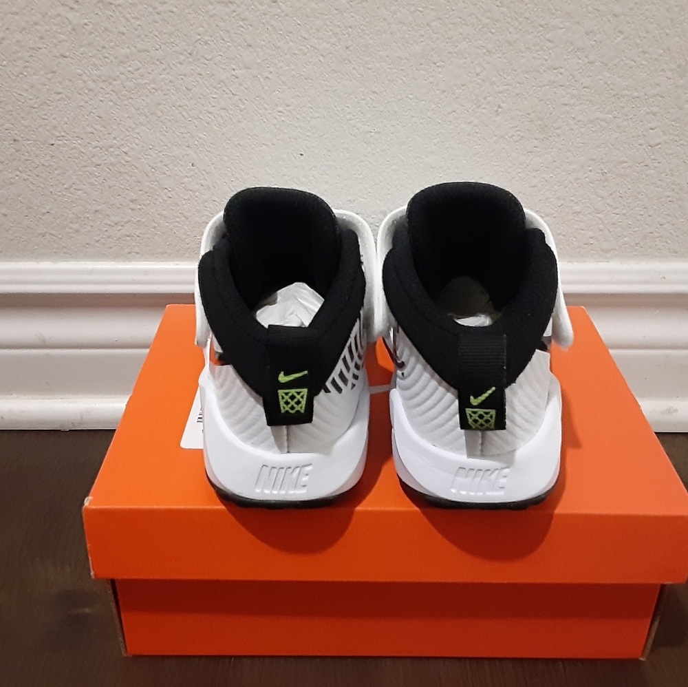 Nike - Picture 3 of 4